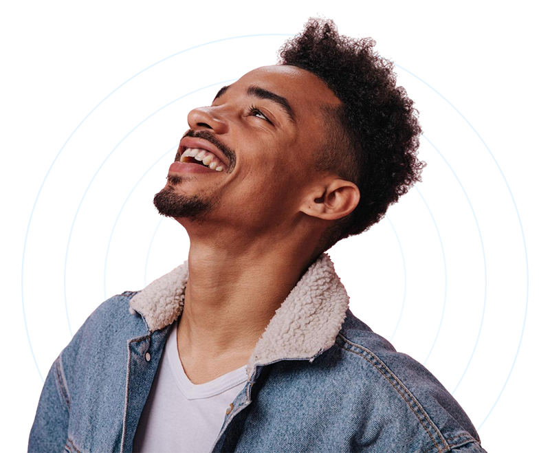 Homem sorrindo, representando bem-estar e confiança